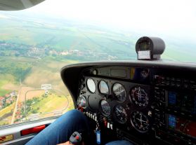 Schnupperkurs Foto aus dem Cockpit heraus, es sind Teile des Flugzeug Kanzel Instrumentenbrettes zu sehen.