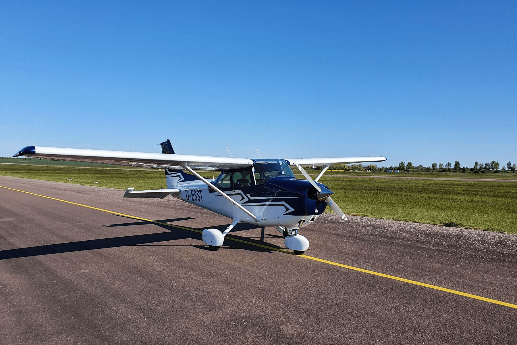 Der Flugzeugtyp Cessna 172N Skyhawk D-ESST steht auf dem Flugfeld